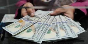الدولار يقترب من أعلى مستوياته بأسبوعين وسط رهانات رفع الفائدة
