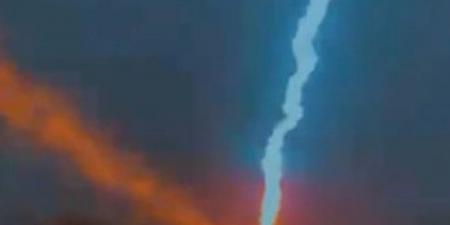 صاعقة برق قوية تضرب مقر الدفاع المدني الفلسطيني في بيتونيا غرب رام الله ..فيديو