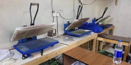 أمانة جدة تضبط أكثر *من 3 آلاف قطعة* ملابس لعلامات تجارية مقلدة