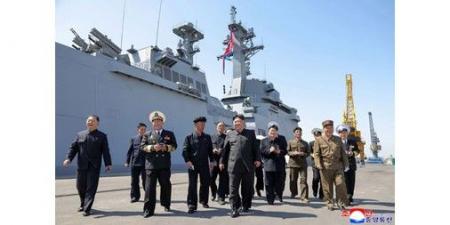 الزعيم الكوري الشمالي كيم جونغ أون يشرف على تجارب لصواريخ كروز وأخرى مضادة للسفن الحربية