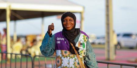 من أبيدجان إلى المشاعر.. معلمة ترافق الحجاج برسالة إنسانية