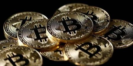 البيتكوين يرتد فوق 63 ألف دولار وسط ضغوط التدفقات الخارجة