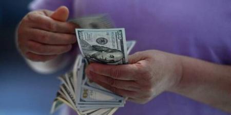 الدولار يتعافى طفيفاً وسط ترقب اتفاق لوقف إطلاق النار