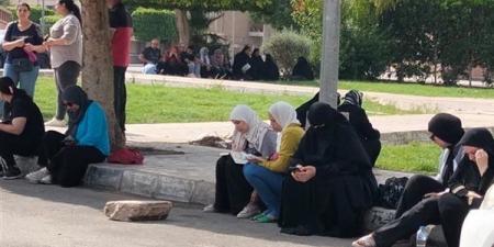 بالدعاء وقراءة القرآن، أولياء الأمور ينتظرون أبناءهم أمام لجان الثانوية العامة بالإسماعيلية (صور)