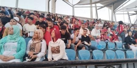 صور الرئيس السيسي تزين احتفالات الجماهير المصرية باستاد الإسكندرية
