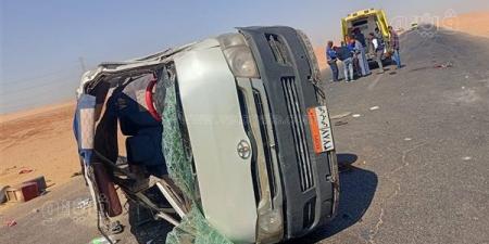 مصرع شخص وإصابة 12 آخرين في انقلاب "ميكروباص" بطريق الأربعين في نجع حمادي