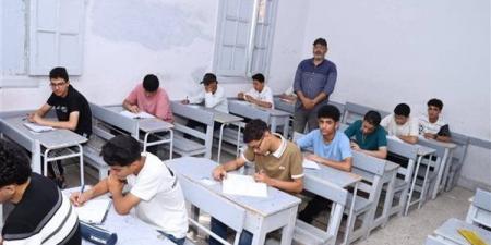 مندوبو لجان امتحانات الثانوية العامة بالفيوم يتسلمون أوراق أسئلة اللغة الأجنبية الثانية