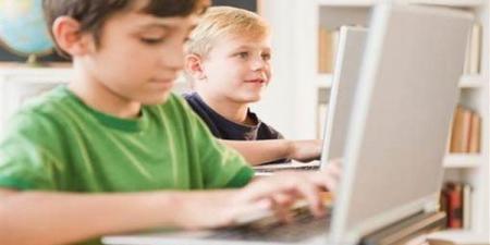 كيف تحمي خدمتي "اطمن" و"اطمن على الآخر" الأطفال من المخاطر الإلكترونية؟