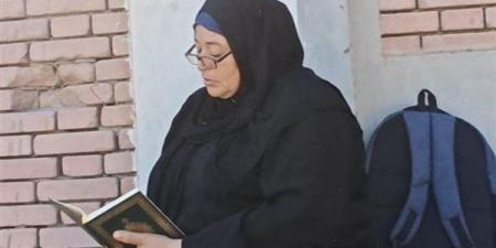بالمصاحف وقراءة القرآن، قلق وتوتر أولياء الأمور أمام لجان الثانوية العامة بالغربية (فيديو)
