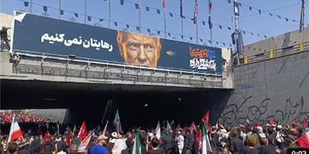 ترامب حاضر بقوة في جنازة خامنئي، حشود إيرانية ترجم صوره وتشنق دمية على هيئته (فيديو)