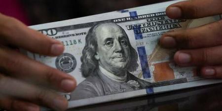 الدولار يلامس أعلى مستوياته منذ أسبوع مع تصاعد التوترات