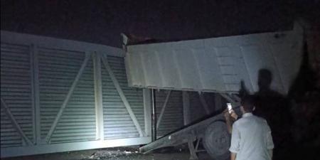 القليوبية تكشف تفاصيل سقوط كوبري مشاة كفر شكر بعد اصطدام سيارة نقل ثقيل به (صور)