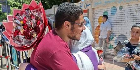 انتهى الماراثون وبدأت الفرحة، زغاريد وورود بمحيط لجان الثانوية العامة بسوهاج (فيديو)