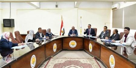 جامعة الوادي الجديد تبحث الرسوم والكشف الطبي للطلاب الجدد ومنح الدرجات العلمية