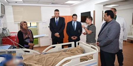 حادث طريق رأس سدر، محافظ جنوب سيناء يطمئن على حالة مصابتين بمستشفى شرم الشيخ