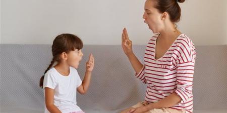 أسباب الإيكولاليا عند الأطفال وطرق التعامل معها