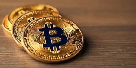 بيتكوين تصعد إلى 64 ألف دولار قبيل قرار الفيدرالي الأمريكي