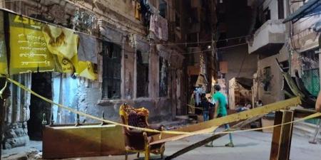 نظرة حسرة والبحث عن أشياء تحت الركام، آخر ما تبقى من عقار الجمرك المنهار بالإسكندرية (صور)