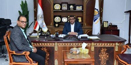 محافظ قنا يستعرض جهود الارتقاء بمستوى الخدمات الطبية المقدمة للمواطنين