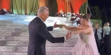 محمود حميدة يرقص مع ابنته في حفل زفافها على أغنية "ولا يا ولا" (فيديو)