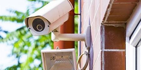 كاميرا على باب العمارة تكشف منزل الجيران، متى تتحول الحماية إلى انتهاك للخصوصية؟