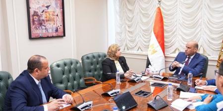 وزير العمل ونقيب التمريض يبحثان خطة تأهيل الكوادر لسوق العمل
