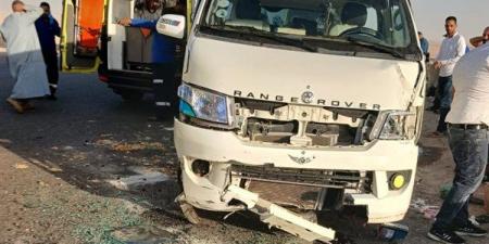مصرع 3 أشخاص وإصابة 16 آخرين في انقلاب ميكروباص بصحراوي المنيا