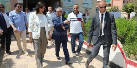 علاج وملابس وأغذية، محافظ بني سويف ونبيلة مكرم يتفقدان قافلة التحالف الوطني