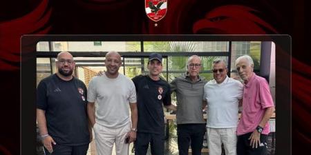 رئيس المغرب الفاسي يزور بعثة الأهلي قبل مواجهة برشلونة