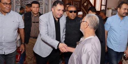 عقب أدائه صلاة الجمعة، محافظ دمياط يستمع لشكاوى الأهالي ويبحث حلها