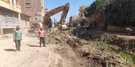 رفع 200 طن من نواتج تطهير مصرف أبو عنان بأسيوط