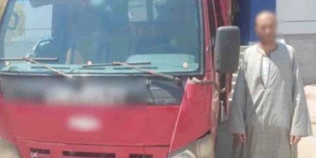 يهدد حياة المواطنين، ضبط سائق نقل ظهر في فيديو مثير بالفيوم