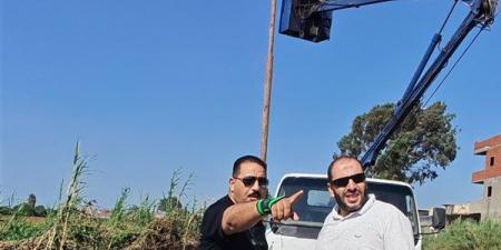 رئيس حي شرق المنصورة يتابع تركيب كشافات الطاقة الشمسية لأول مرة بالدقهلية (صور)