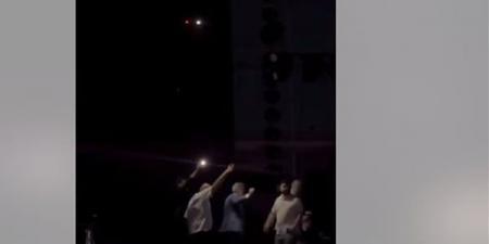 خرج على ضوء كشافات الهواتف، انقطاع الكهرباء ينهي حفلة مروان خوري في دمشق (فيديو)