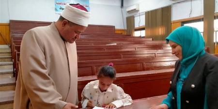 رئيس منطقة القليوبية الأزهرية يتابع اختبارات اللغة الإنجليزية للطلاب المحولين إلى المعاهد النموذجية