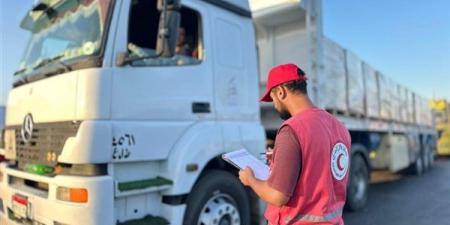 الهلال الأحمر يدفع بقافلة "زاد العزة 269" إلى غزة بحمولة تتجاوز 3750 طنًا