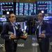 استقرار العقود الآجلة للأسهم الأمريكية مع ارتفاع النفط