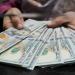 الدولار الأمريكي يستقر قرب أدنى مستوياته في ثلاثة أشهر