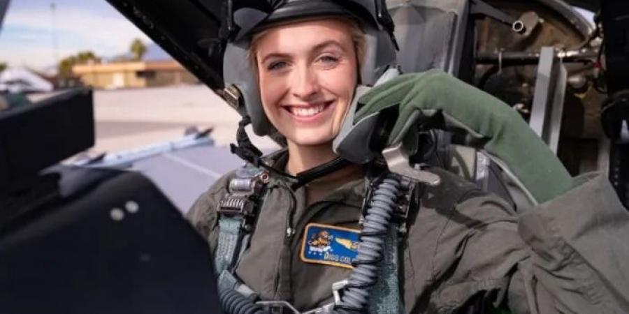ضابطة
      بالقوات
      الجوية
      الأمريكية
      تحصد
      لقب
      "ملكة
      جمال"
      الولايات
      المتحدة