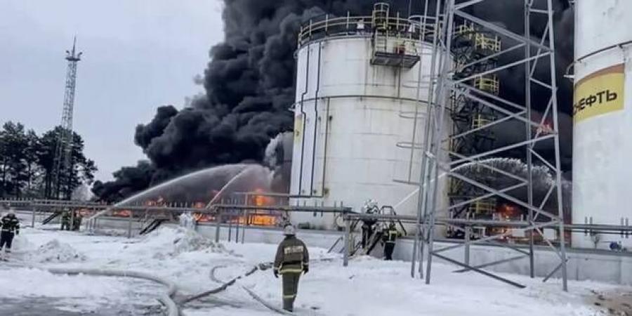 إخماد
      حريق
      اندلع
      بمصفاة
      نفط
      في
      روسيا
      بسبب
      حطام
      مسيرة