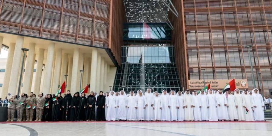 أبوظبي.. علم الإمارات يرفرف شامخاً في السماء