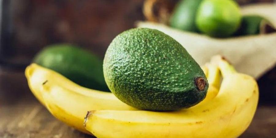 الأفوكادو أم الموز.. أيهما الأفضل على مائدة الفطور؟