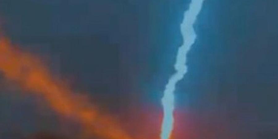 صاعقة برق قوية تضرب مقر الدفاع المدني الفلسطيني في بيتونيا غرب رام الله ..فيديو