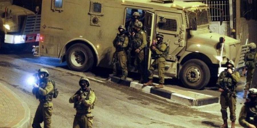 الاحتلال يقتحم نابلس ويعتقل شابا بعد محاصرة منزل