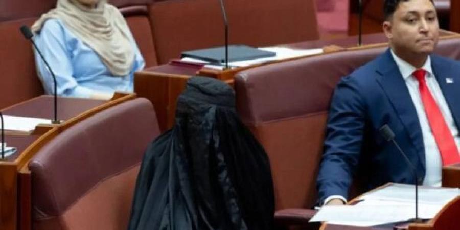 أستراليا: برلمانية يمينية تثير غضباً بارتدائها النقاب في مجلس الشيوخ