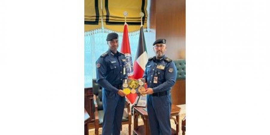 رئيس
قوة
الإطفاء
اللواء
طلال
الرومي
يكرّم
بطل
كمال
الأجسام
العقيد
أحمد
حسن