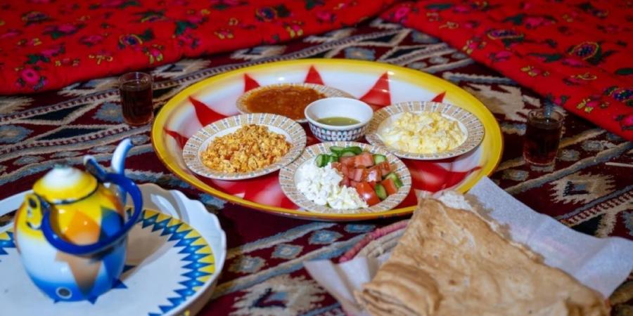 من خبز المقشوش إلى ظلال النخيل.. 
هكذا يستقبل قصر العيشان زواره في سكاكا