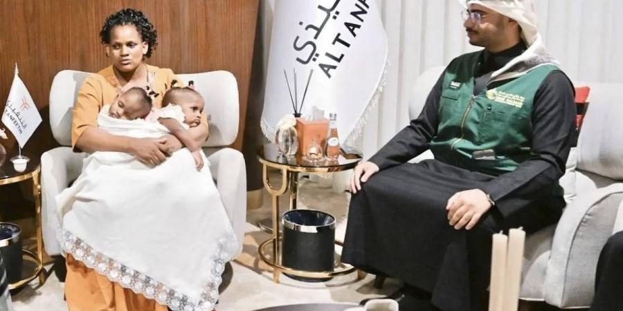 إنفاذًا لتوجيهات خادم الحرمين الشريفين وولي العهد.. وصول التوأم الملتصق التنزاني (لايتيينس ولوفنس) إلى الرياض