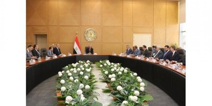 وفد «الدوما» الروسي يبحث مع وزير الكهرباء تطور الأعمال بمحطة «الضبعة» النووية