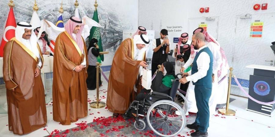 «وزير النقل» يستقبل أولى رحلات الحجاج لموسم الحج عبر مبادرة «طريق مكة»